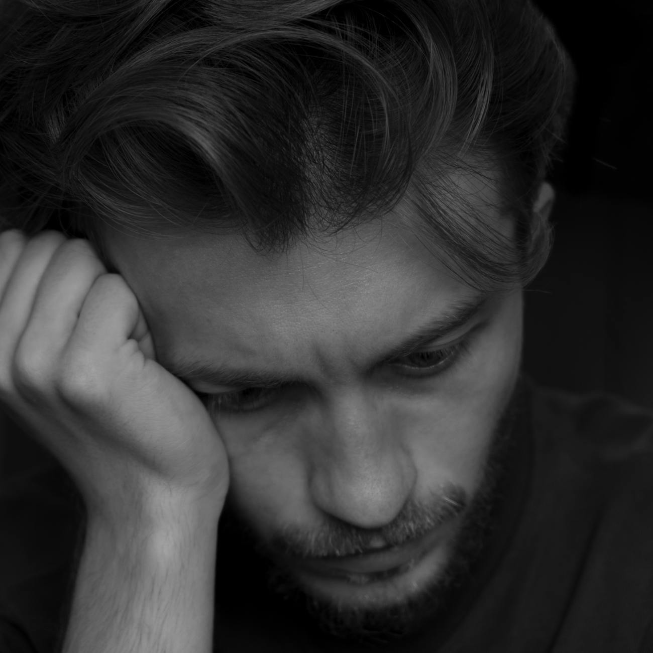 man experiencing anxiety symptoms looking stressed and overwhelmed
